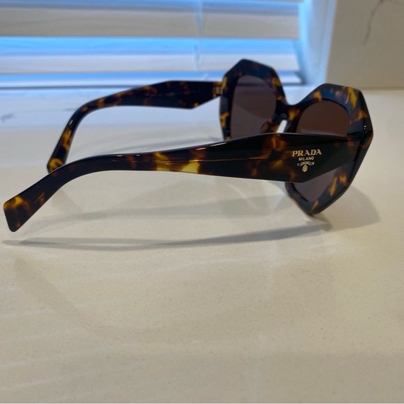 Prada women’s polarized sunglasses with case - Picture 2 of 6